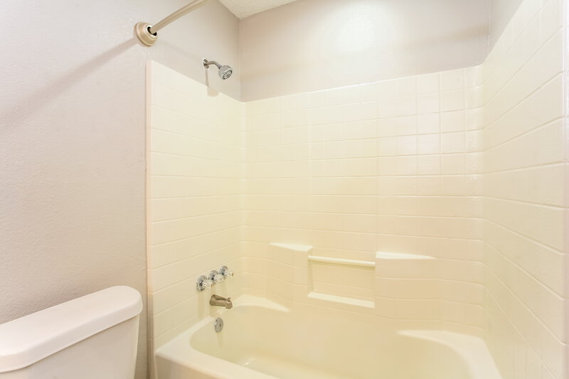2,390/Mo, 2725 Star Ave Glenn Heights, TX 75154 Main Bathroom View