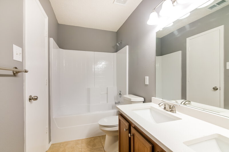 2,160/Mo, 3913 Thoroughbred Trl Fort Worth, TX 76123 Main Bathroom View 2