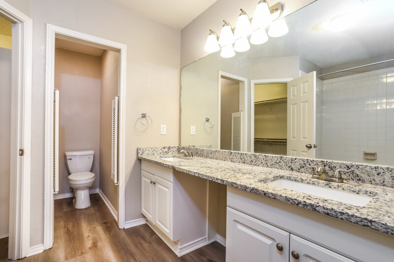 3,210/Mo, 1496 Summers Dr Cedar Hill, TX 75104 Main Bathroom View