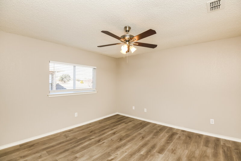 2,805/Mo, 720 King St Cedar Hill, TX 75104 Main Bedroom View