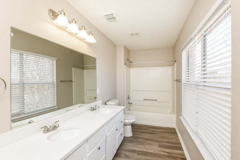 2,805/Mo, 720 King St Cedar Hill, TX 75104 Main Bathroom View