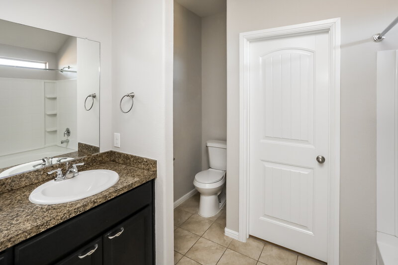 2,340/Mo, 901 Walls Blvd Crowley, TX 76036 Main Bathroom View