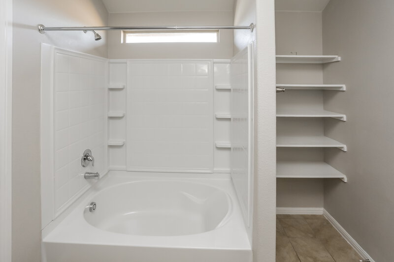 2,340/Mo, 901 Walls Blvd Crowley, TX 76036 Main Bathroom View 2