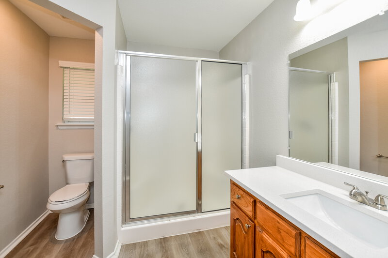 2,050/Mo, 709 Silverleaf Ct Royse City, TX 75189 Main Bathroom View