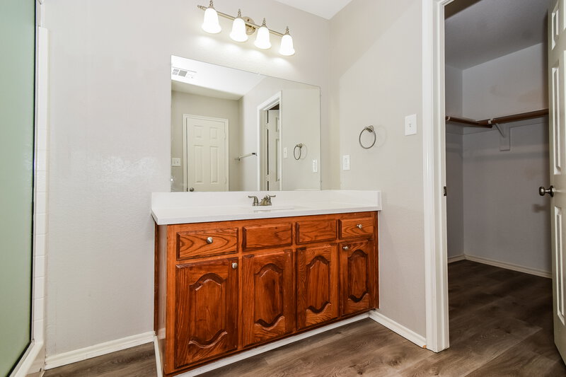 1,755/Mo, 709 Silverleaf Ct Royse City, TX 75189 Main Bathroom View 2