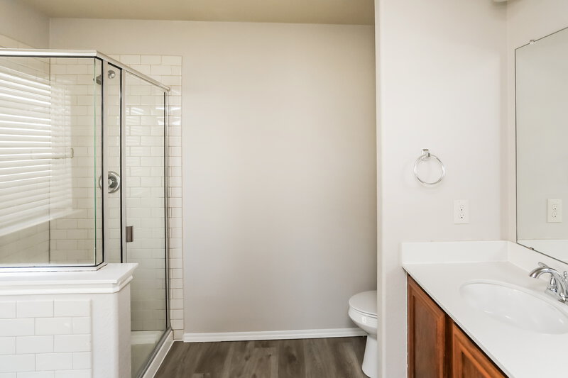 2,370/Mo, 313 Haywood Cir Lancaster, TX 75146 Main Bathroom View