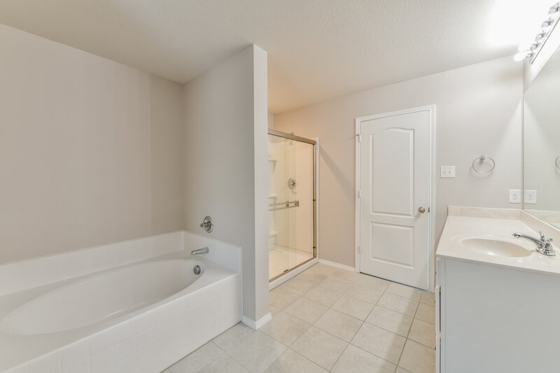 2,055/Mo, 7908 Spritsail Ln Fort Worth, TX 76179 Main Bathroom View