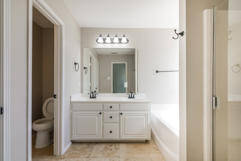 2,180/Mo, 1316 Meadow Rose Trl Burleson, TX 76028 Main Bathroom View