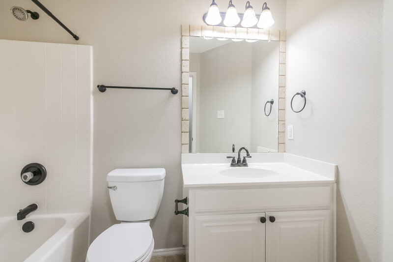 2,180/Mo, 1316 Meadow Rose Trl Burleson, TX 76028 Main Bathroom View 3