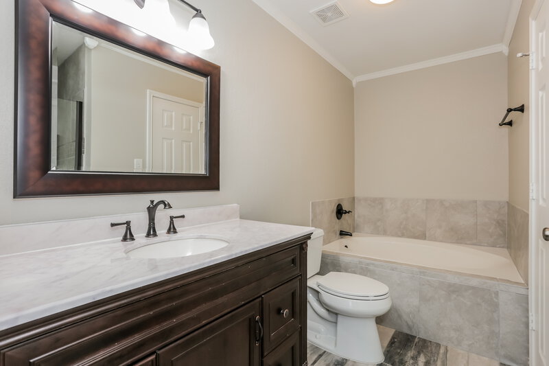 2,085/Mo, 217 Los Angeles Dr Glenn Heights, TX 75154 Main Bathroom View