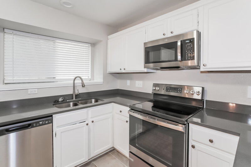 1,940/Mo, 216 Lantana Dr Arlington, TX 76018 Kitchen View 2