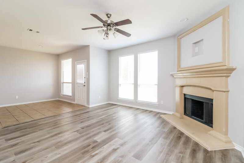 2,415/Mo, 8221 Summer Stream Dr Fort Worth, TX 76134 Living Room View 2