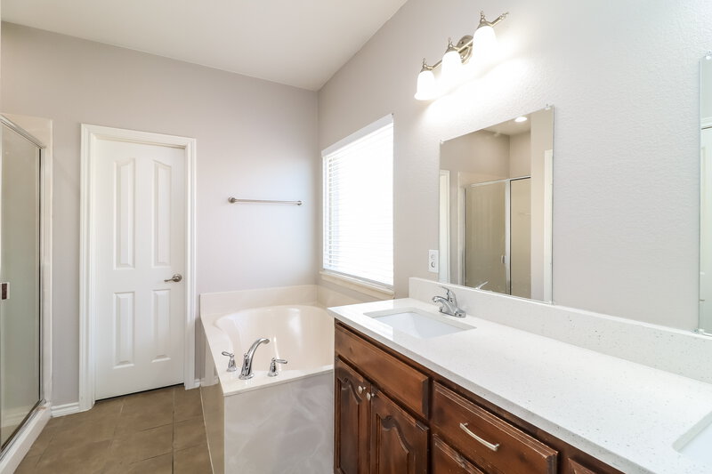2,415/Mo, 8221 Summer Stream Dr Fort Worth, TX 76134 Main Bathroom View