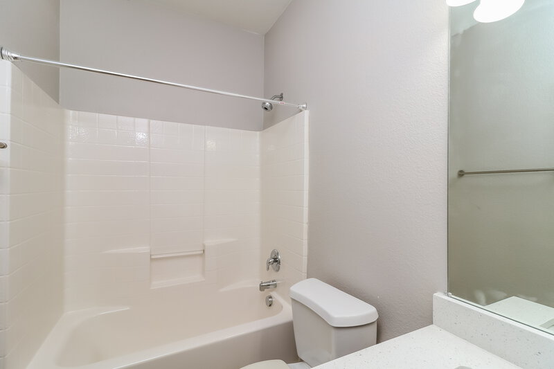 2,415/Mo, 8221 Summer Stream Dr Fort Worth, TX 76134 Bathroom View