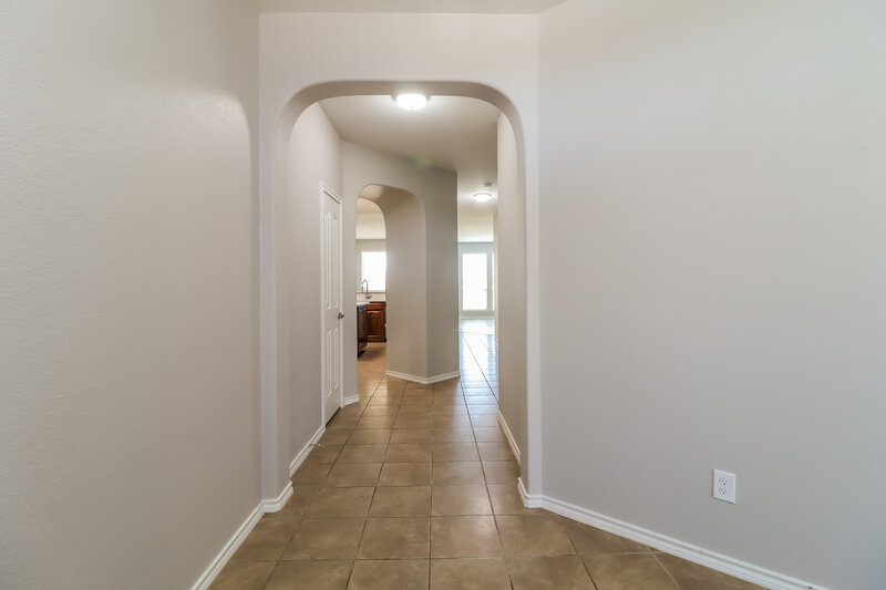 2,415/Mo, 8221 Summer Stream Dr Fort Worth, TX 76134 Hallway View