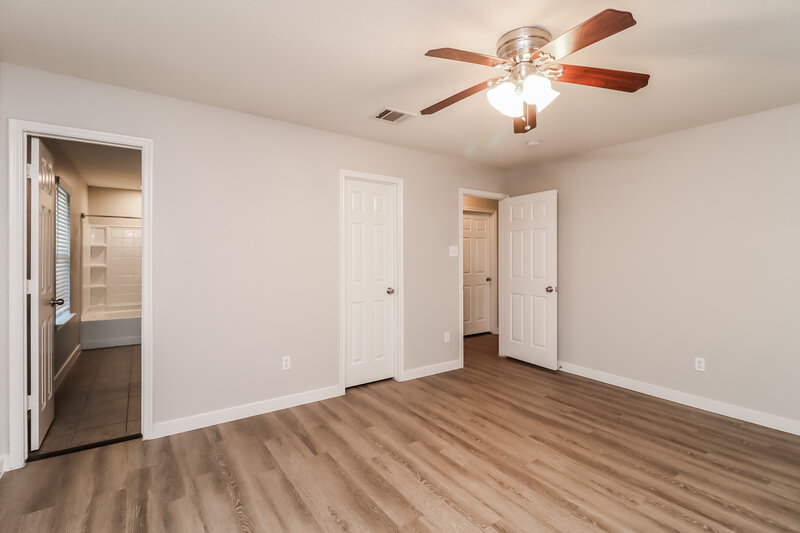 2,130/Mo, 7525 Hedgewood Ct Fort Worth, TX 76112 Main Bedroom View 2