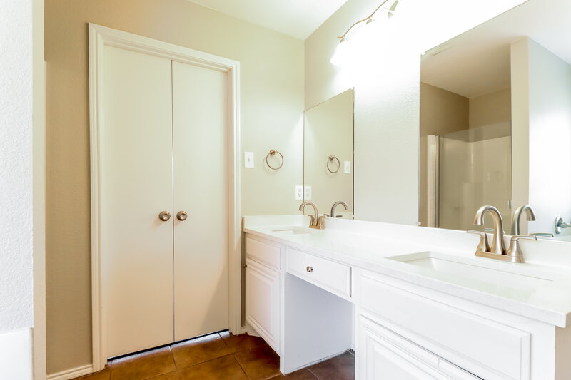 2,910/Mo, 1510 Whispering Oaks Dr Midlothian, TX 76065 Main Bathroom View