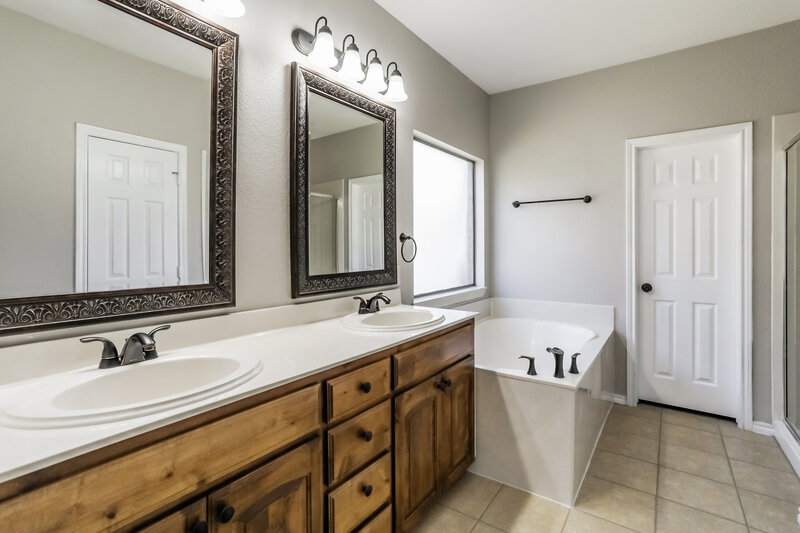 2,075/Mo, 10701 Hawks Landing Rd Haslet, TX 76052 Main Bathroom View