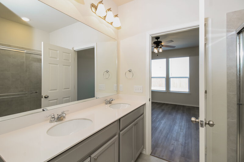 2,610/Mo, 2905 Brisco Way Aubrey, TX 76227 Main Bathroom View