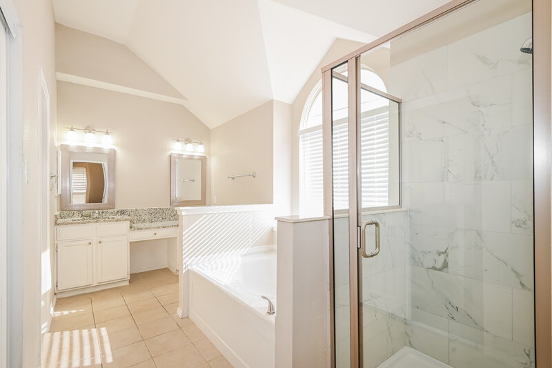 2,585/Mo, 907 Steadman Dr Cedar Hill, TX 75104 Main Bathroom View