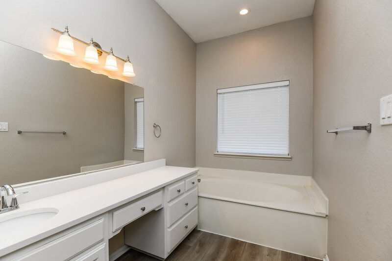 2,470/Mo, 4115 Crossgate Ct Arlington, TX 76016 Main Bathroom View