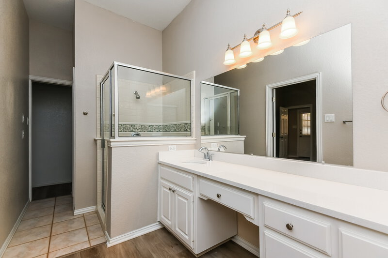 2,470/Mo, 4115 Crossgate Ct Arlington, TX 76016 Main Bathroom View 2