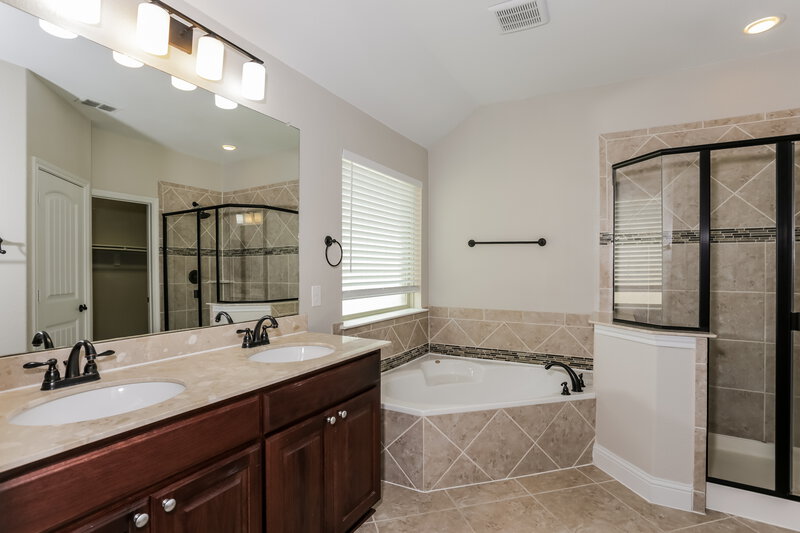 2,720/Mo, 417 Bentley Dr Midlothian, TX 76065 Main Bathroom View