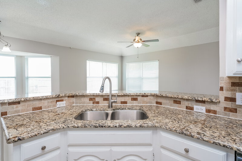 2,250/Mo, 6202 High Country Trl Arlington, TX 76016 Kitchen View 2