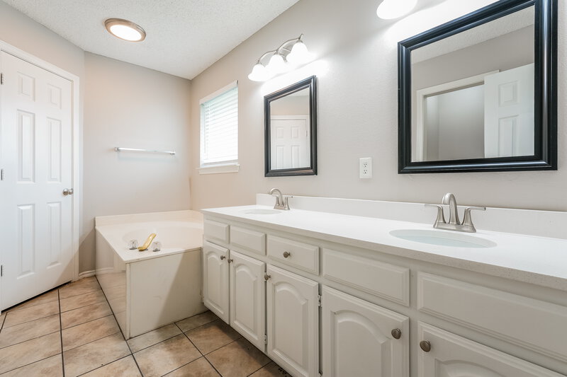 2,250/Mo, 6202 High Country Trl Arlington, TX 76016 Main Bathroom View