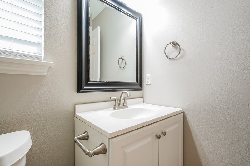2,250/Mo, 6202 High Country Trl Arlington, TX 76016 Bathroom View