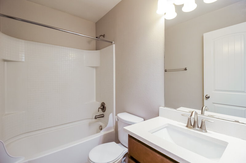 2,520/Mo, 10441 Rising Knoll Ln Fort Worth, TX 76131 Bathroom View