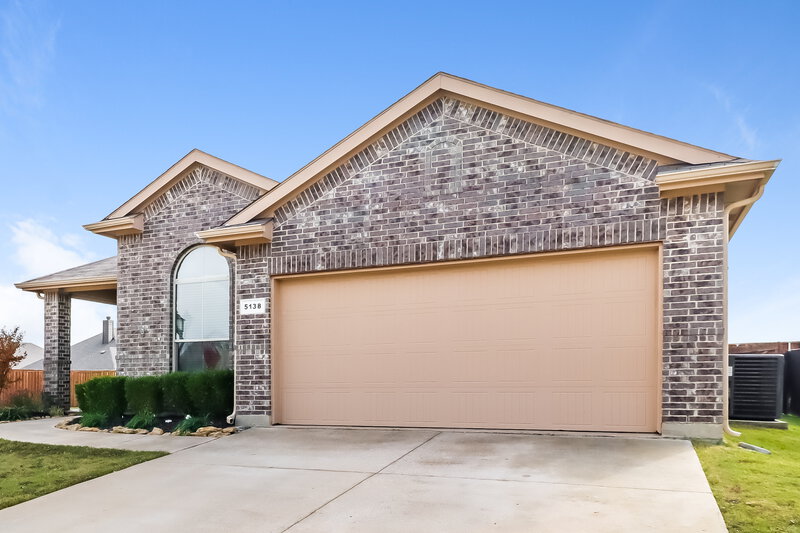 2,250/Mo, 5138 Mountain View Dr Krum, TX 76249 Front View