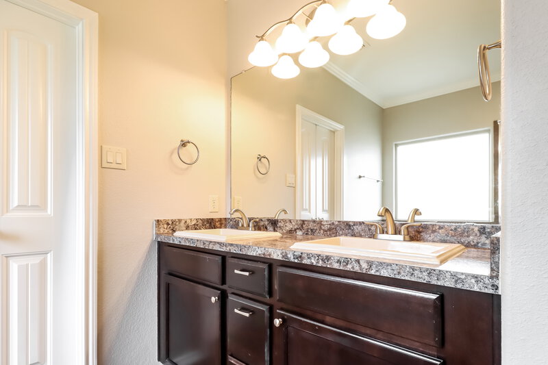 2,250/Mo, 5138 Mountain View Dr Krum, TX 76249 Main Bathroom View