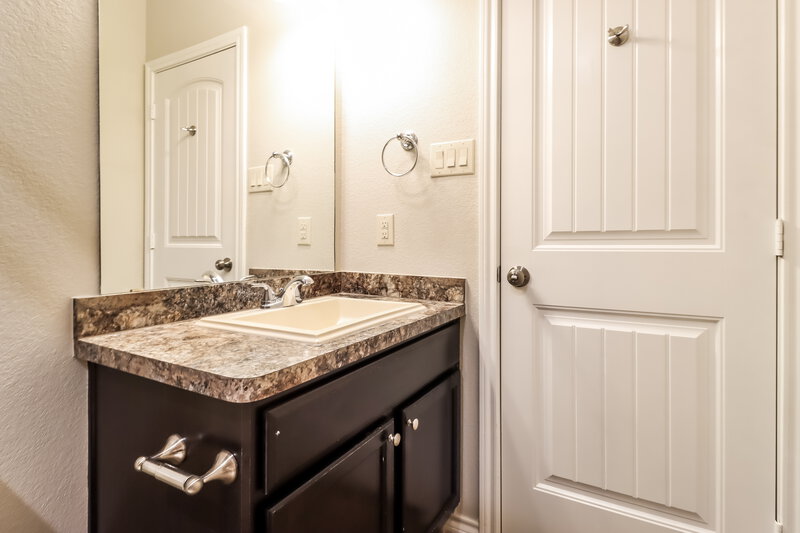 2,250/Mo, 5138 Mountain View Dr Krum, TX 76249 Bathroom View