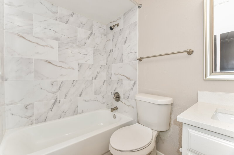 2,080/Mo, 122 Southerland Ave Mesquite, TX 75150 Main Bathroom View