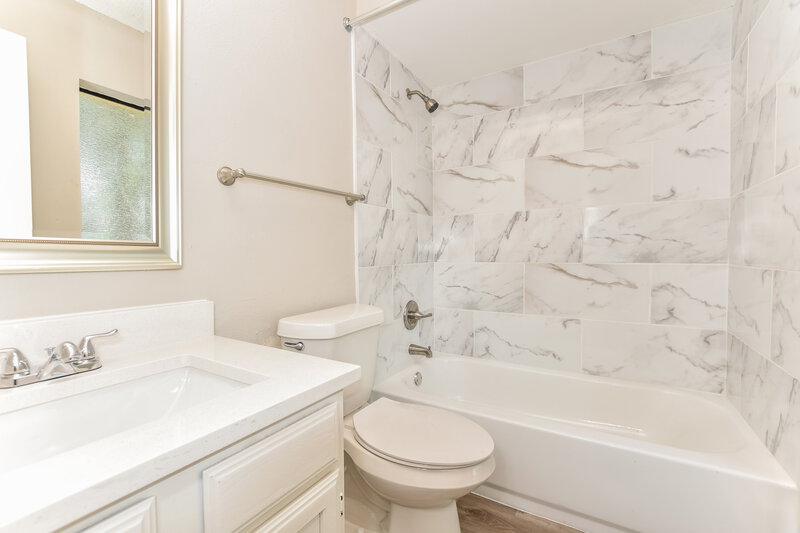 2,080/Mo, 122 Southerland Ave Mesquite, TX 75150 Main Bathroom View 2