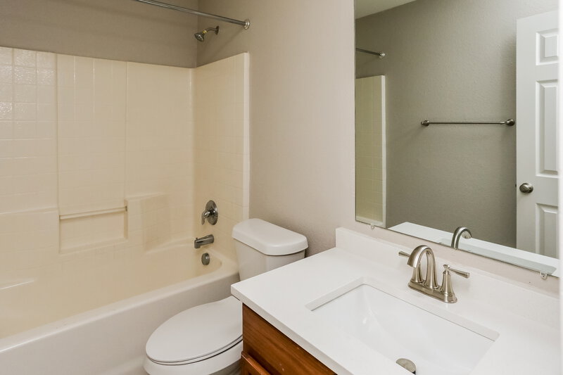 2,330/Mo, 712 Jennie Marie Cir Ferris, TX 75125 Main Bathroom View
