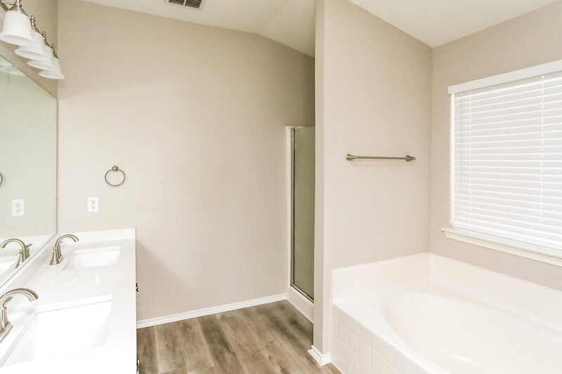 2,330/Mo, 712 Jennie Marie Cir Ferris, TX 75125 Main Bathroom View 2