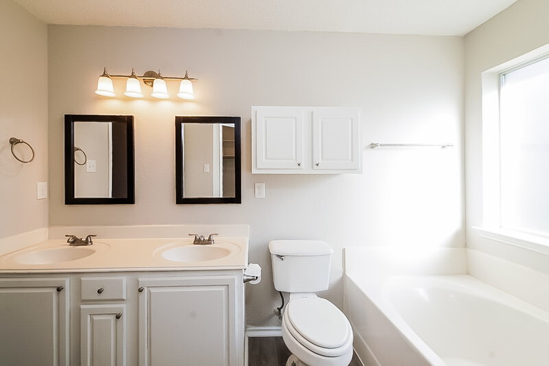 2,180/Mo, 2401 Yorba Linda Dr Fort Worth, TX 76108 Main Bathroom View