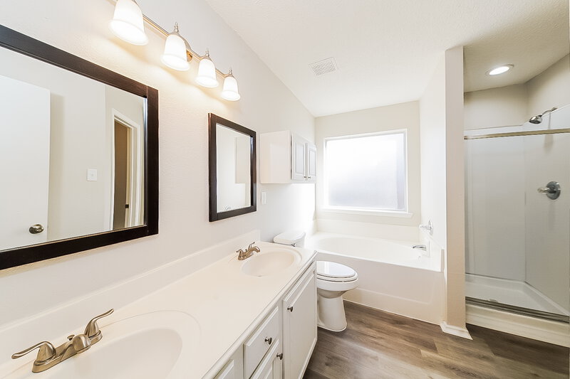 2,180/Mo, 2401 Yorba Linda Dr Fort Worth, TX 76108 Main Bathroom View 2