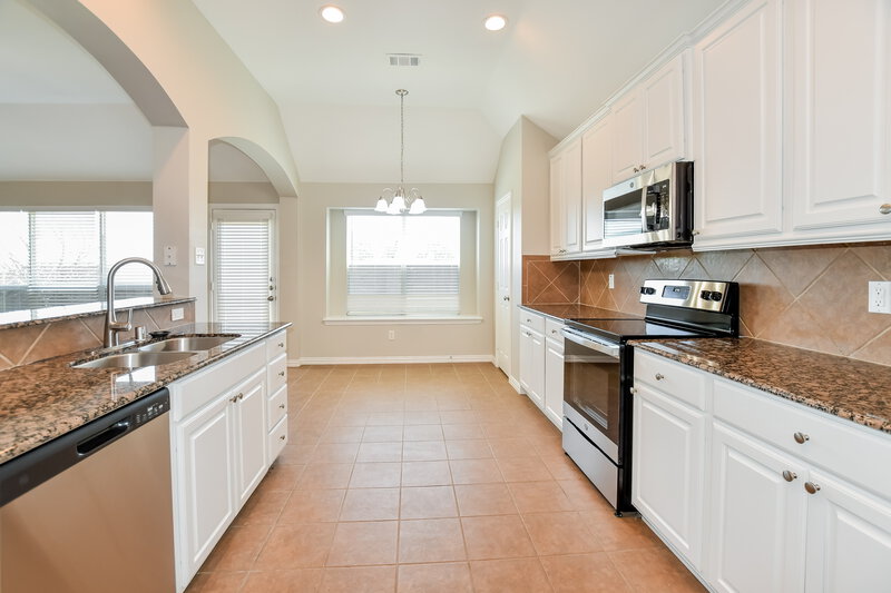 2,500/Mo, 107 Painted Trl Forney, TX 75126 Kitchen View 2