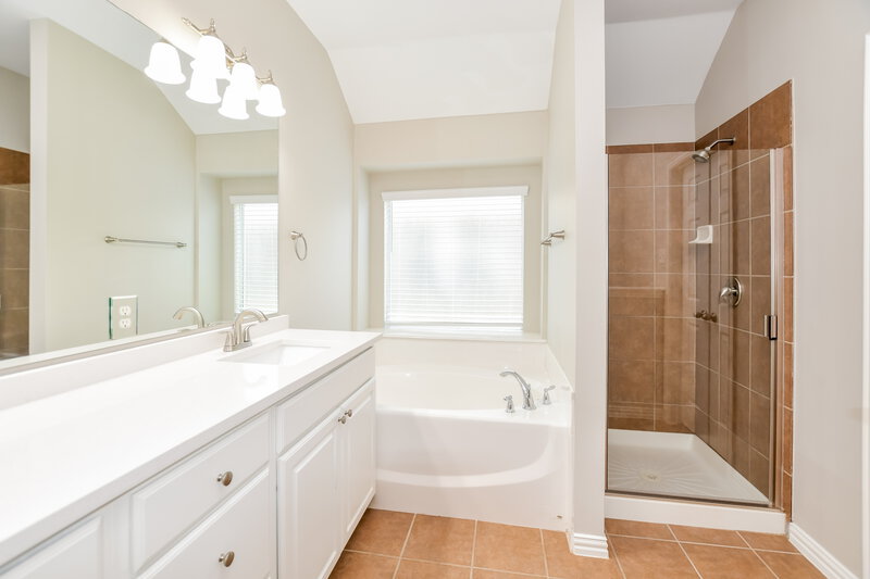 2,500/Mo, 107 Painted Trl Forney, TX 75126 Main Bathroom View