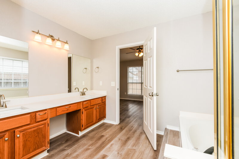 2,285/Mo, 6202 Pennsylvania Ave Arlington, TX 76017 Main Bathroom View