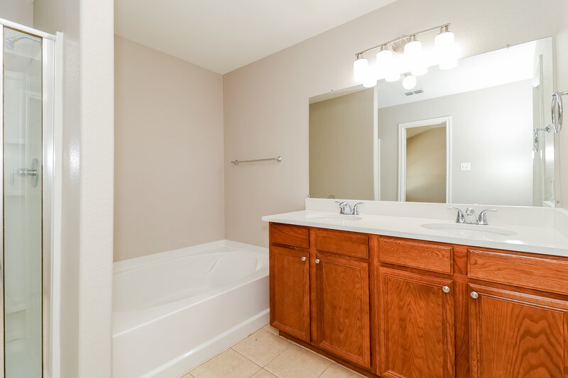 2,185/Mo, 627 Berry Trl Forney, TX 75126 Main Bathroom View