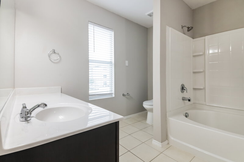 2,575/Mo, 11425 Maddie Ave Fort Worth, TX 76244 Main Bathroom View
