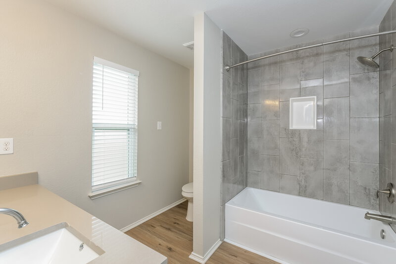 2,350/Mo, 4920 Wild Oats Dr Fort Worth, TX 76179 Main Bathroom View