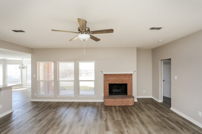 2,350/Mo, 6918 Meadow Bend Dr Arlington, TX 76002 Living Room View 2