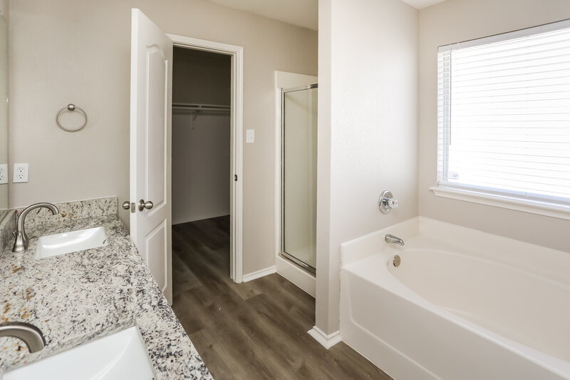 2,350/Mo, 6918 Meadow Bend Dr Arlington, TX 76002 Main Bathroom View