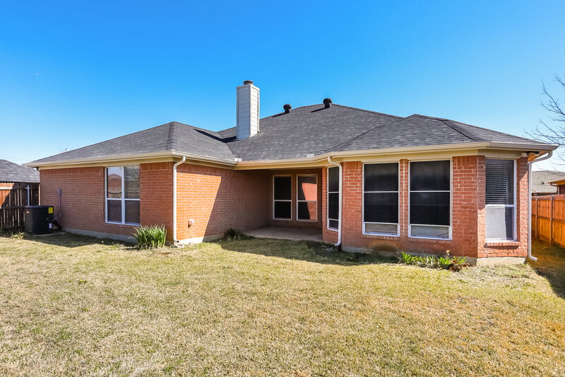2,350/Mo, 6918 Meadow Bend Dr Arlington, TX 76002 Rear View