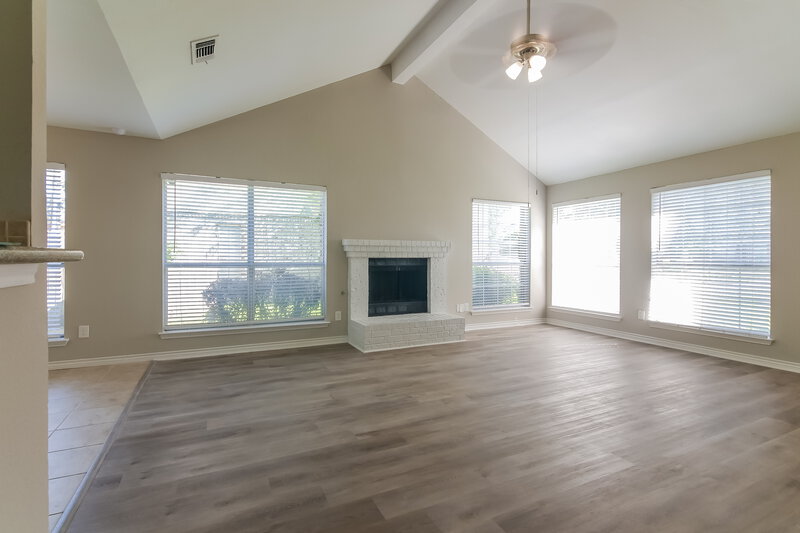 2,225/Mo, 4978 Briar Oaks Ln Grand Prairie, TX 75052 Living Room View 2